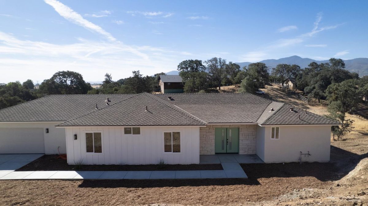 21204 Stage Dr property photo 1