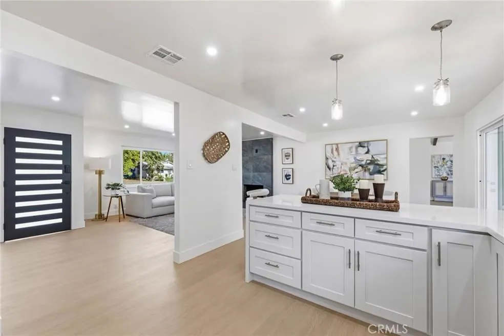 585 N Wendy Dr photo 2